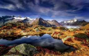 Озеро у подножия Швейцарских Альп