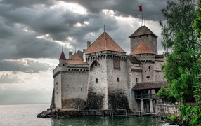 Старый Шильонский замок у воды, Швейцария