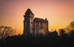 Старинный замок на закате, Австрия