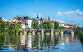 Мост через реку в городе, Чехия