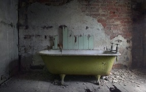 Ванная в разрушенной старой ванной комнате