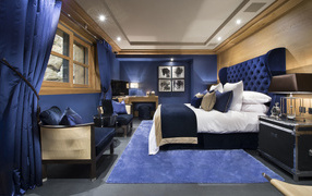 Большая спальня с интерьером в синем цвете