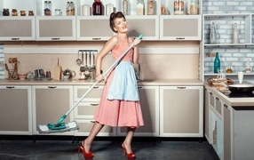 Девушка ретро в платье на кухне