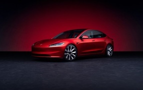 Автомобиль Tesla Model 3 2023 года на красном фоне