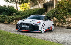 Автомобиль Audi RS 6 Avant GT 2024 года у дома