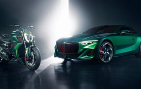 Зеленый автомобиль Bentley Mulliner  с мотоциклом Дукатти