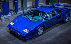Синий автомобиль  Lamborghini Countach LP400 вид сверху