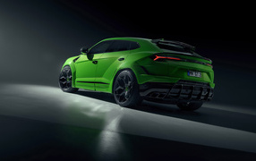 Зеленый автомобиль Lamborghini Urus  вид сзади