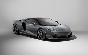 Серебристый автомобиль McLaren GTS 2024 года