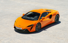 Вид сверху на оранжевый автомобиль McLaren Artura