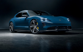 Синий автомобиль Porsche Taycan Turbo S