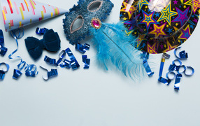 Карнавальная маска и декор на голубом фоне