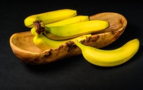 Деревянная чаша с бананами на столе