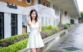 Азиатка в белом платье под зонтом