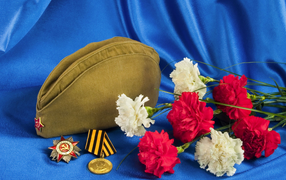 Солдатская пилотка, букет гвоздик и медали на 9 мая