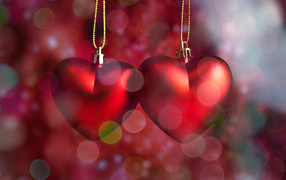 Два красных сердца на цепочке