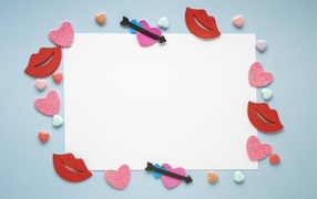 Белый лист бумаги с сердечками и губами на голубом фоне, шаблон открытки