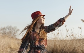 Девочка в шляпе на поле в лучах солнца