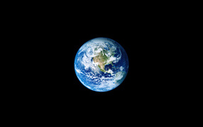 Большая голубая планета Земля на черном фоне