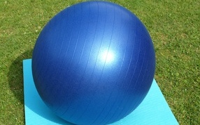 Большой синий мяч для фитнеса