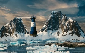 Большие льдины в воде у маяка в горах, Антарктида