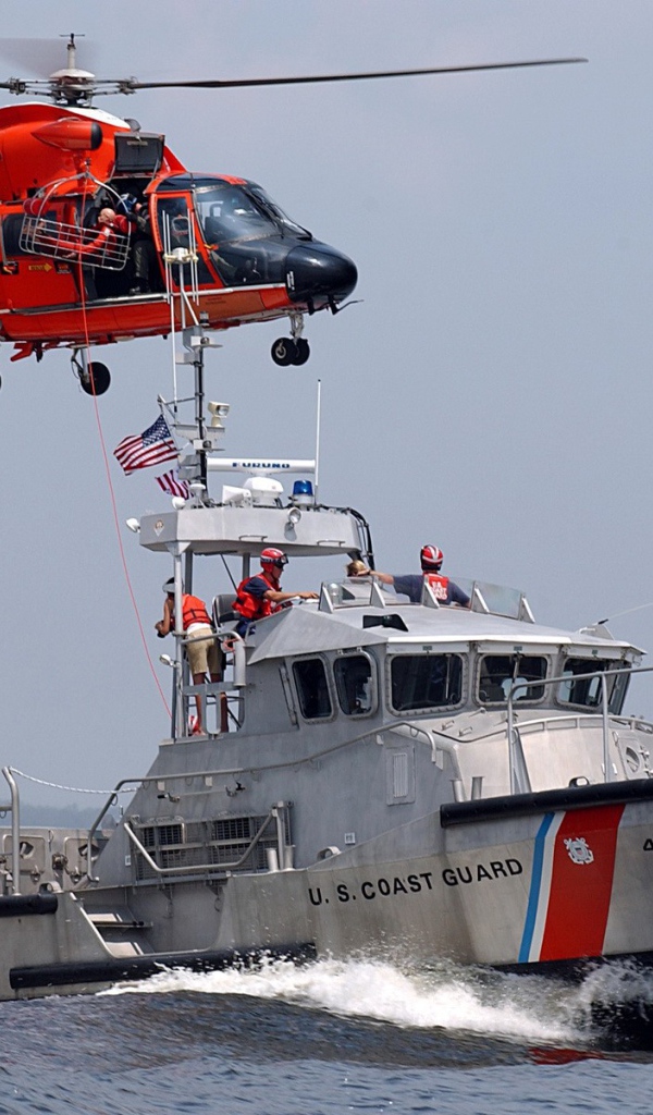 Вертолет и катер береговой охраны США