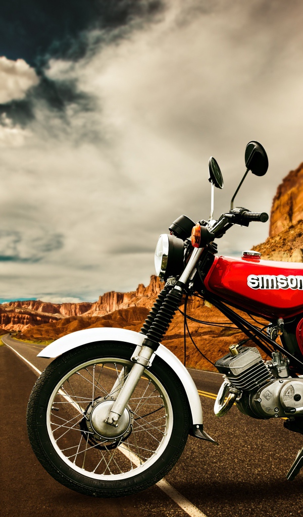 Красный мотоцикл simson s50cc у гор