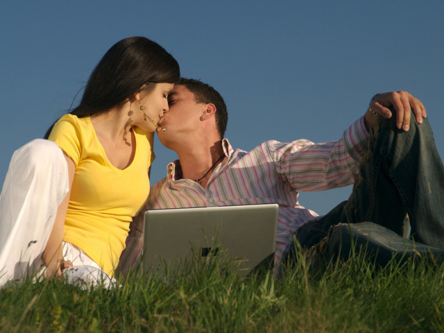 couple-kiss-notebook-wallpapers-and-images-wallpapers-pictures-photos