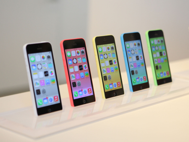 Iphone 5C всех цветов на стенде