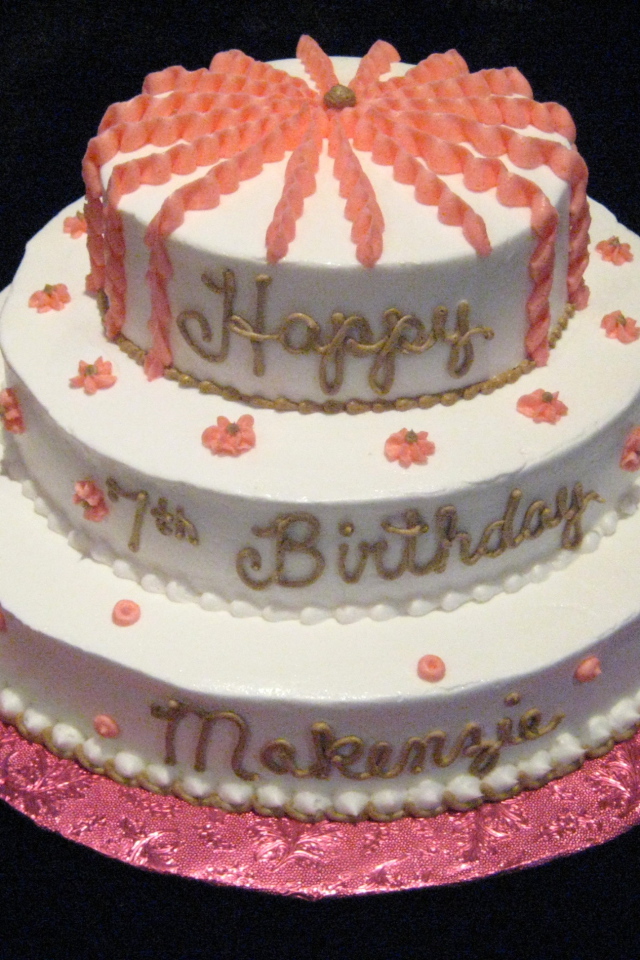  Вкусный торт ко дню рождения на черном фоне