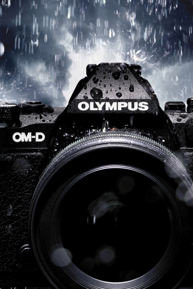 Старый фотоаппарат olympus под дождем