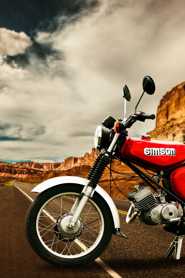 Красный мотоцикл simson s50cc у гор