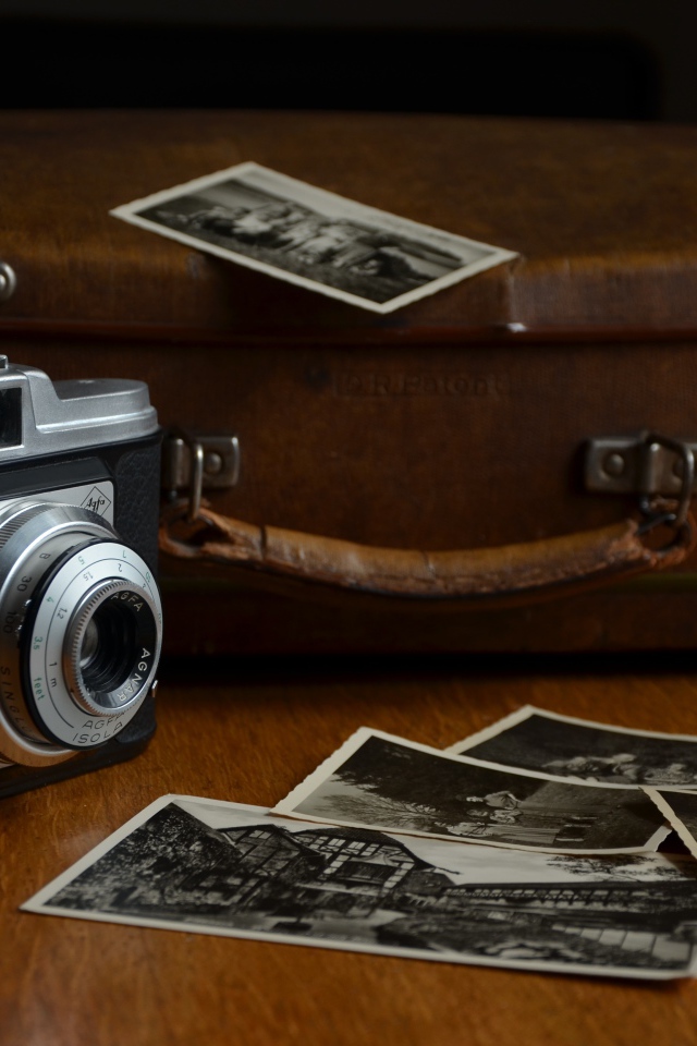Old camera with suitcase and photo