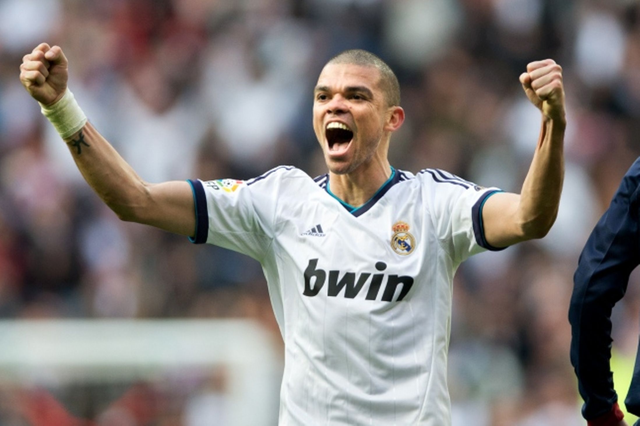 [Bild: _The_player_of_Real_Madrid_Pepe_is_happy_049466_.jpg]