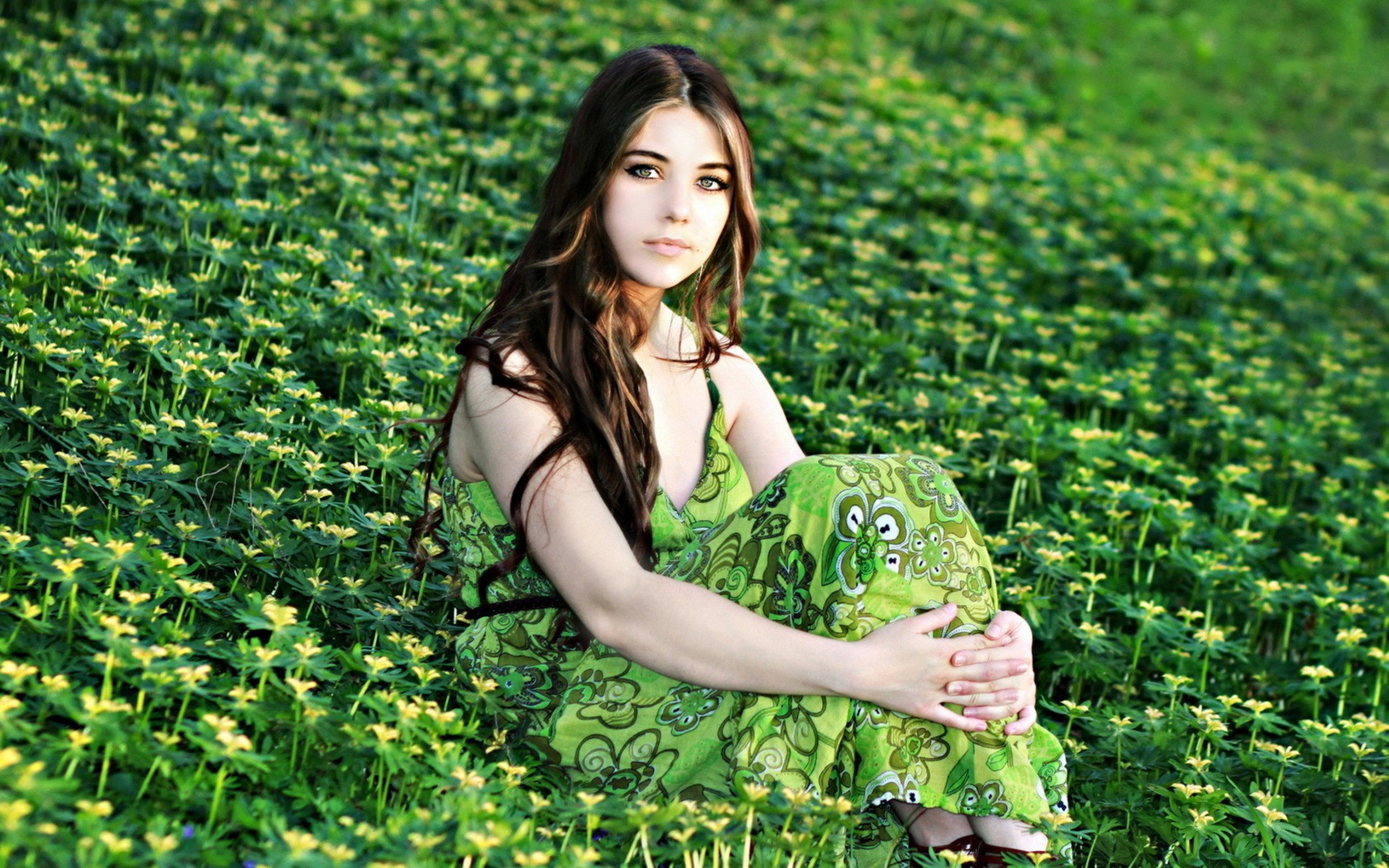 Сексуальная дама на зеленом газоне
