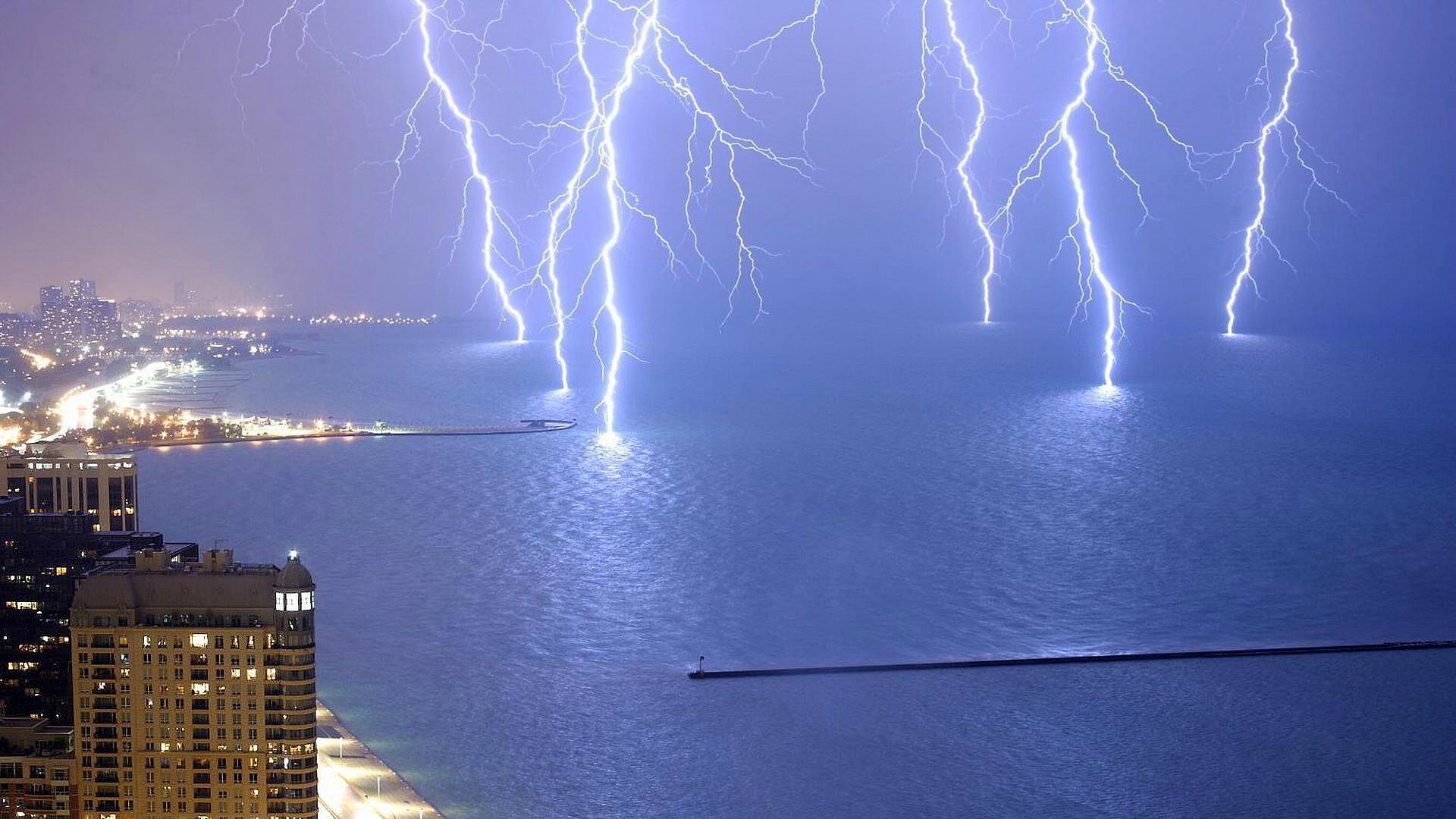 lightning-strikes-in-lake-michigan-near-chicago-wallpapers-and-images