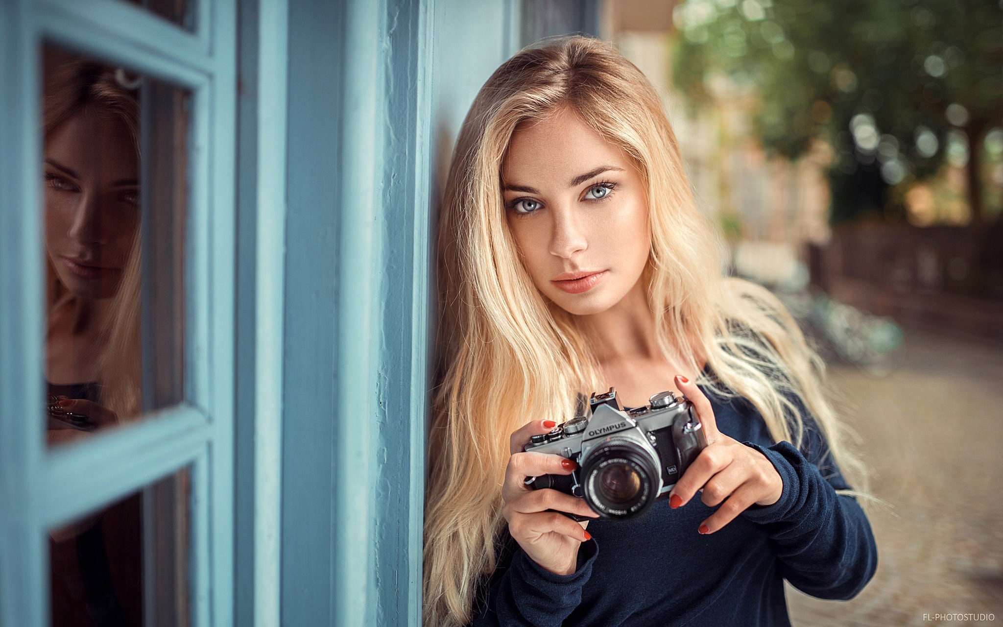 Beautiful Blond Girl With Camera Wallpapers And Images Wallpapers