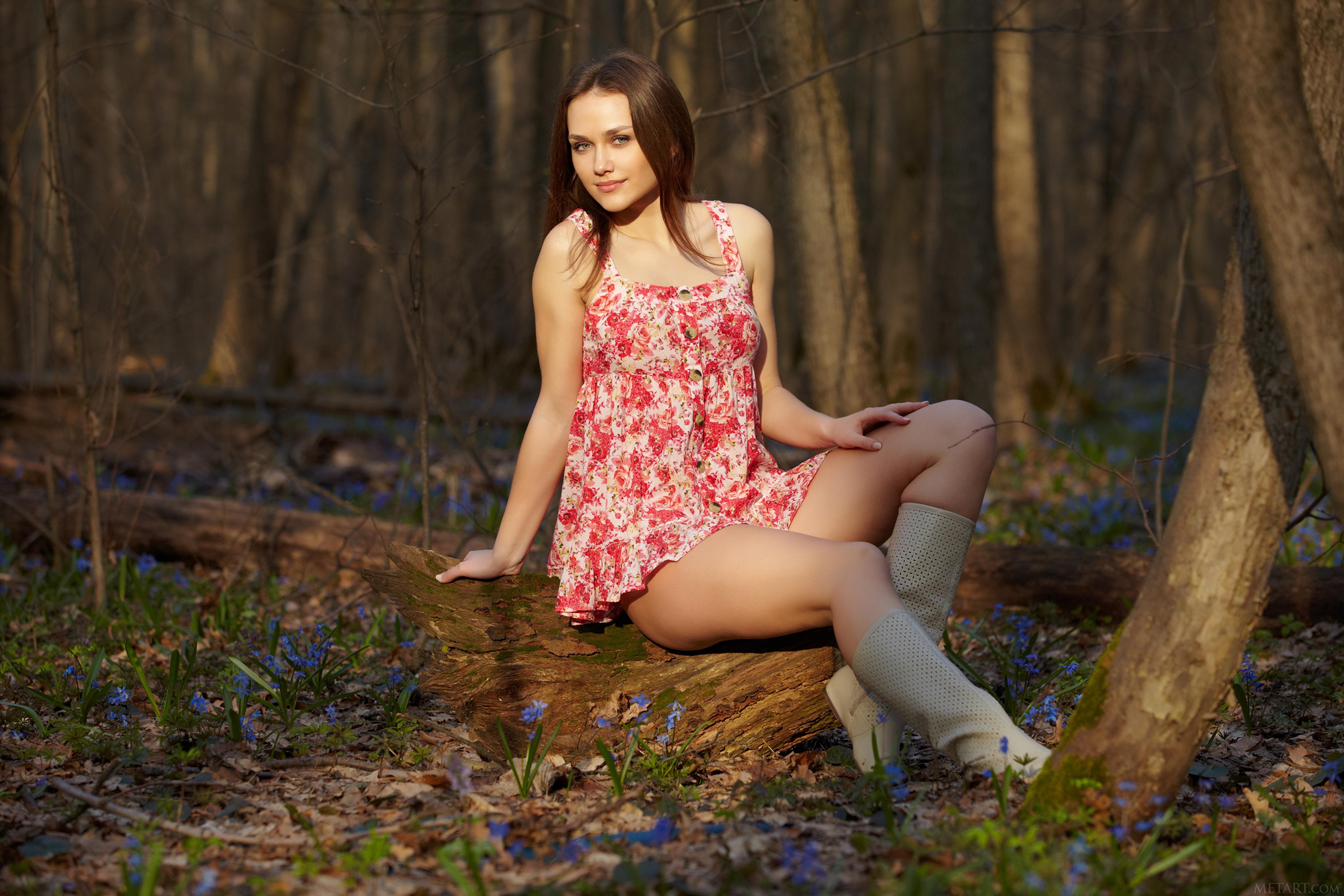 Привлекательная Ирина позирует голенькая в лесу