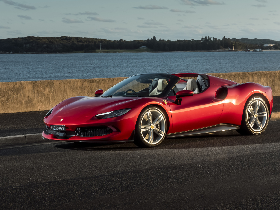 Красный автомобиль Ferrari 296 GTS у реки