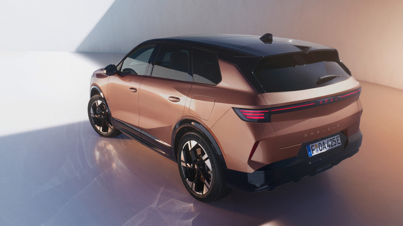 Вид сзади на автомобиль Opel Grandland Electric 2024 года