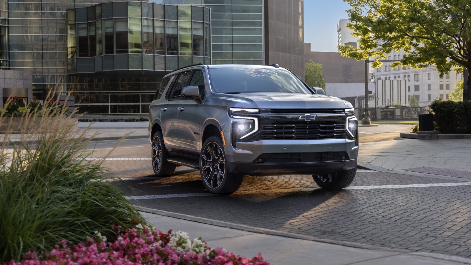 Серебристый внедорожник Chevrolet Tahoe RST 2025  года