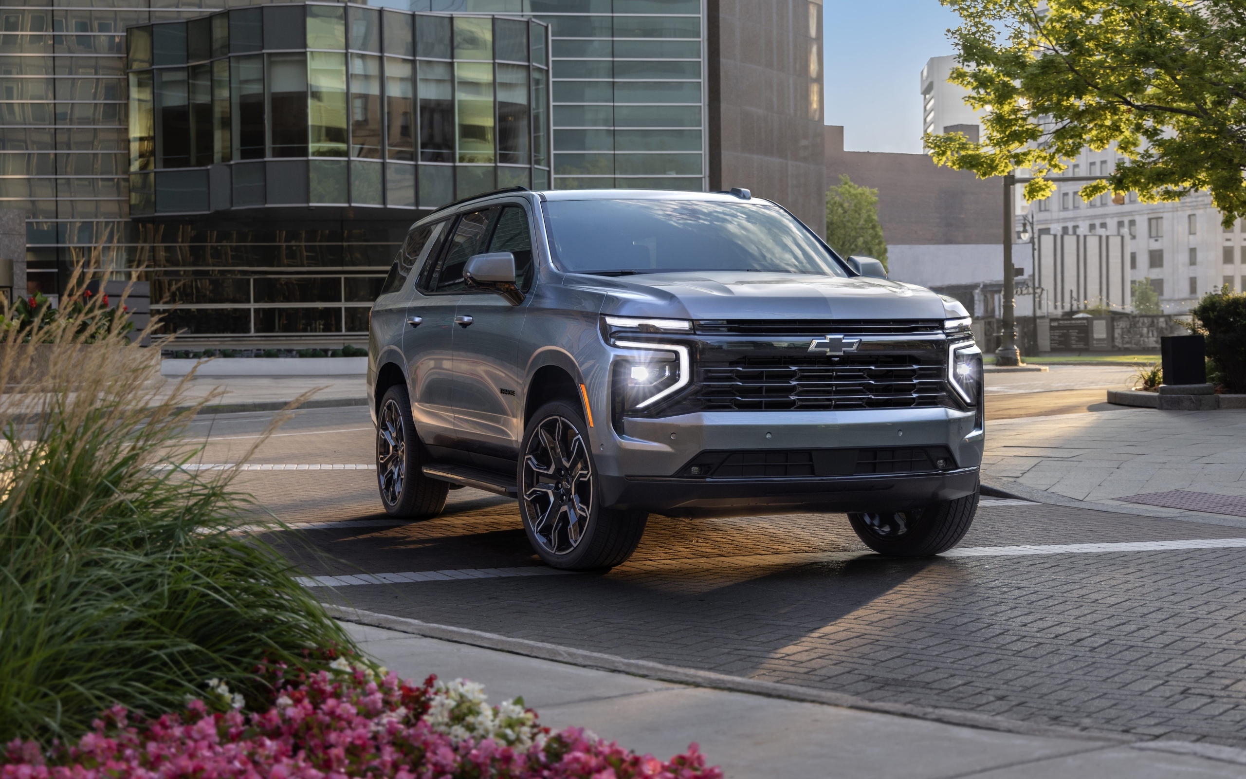 Серебристый внедорожник Chevrolet Tahoe RST 2025  года