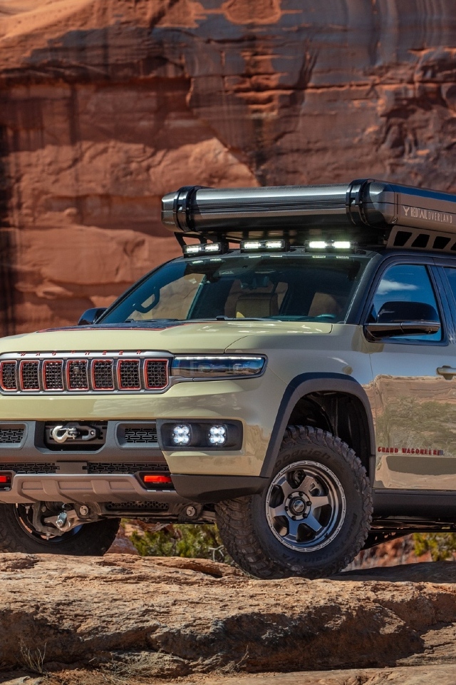 Автомобиль Jeep Grand Wagoneer Overland Concept 2023 года на фоне гор